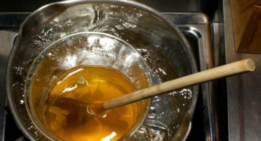 Jak odstranit nečistoty z vosku doma - 7 způsobů